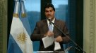 Jefe de gabinete argentino rompió diario Clarín en televisión