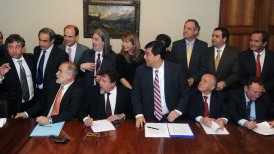 La clase política se ha visto perjudicada en su imagen tras los casos Penta y Dávalos-Luksic.