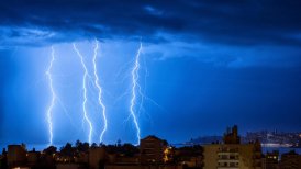 Tormenta eléctrica durante la madrugada causó diversos problemas en el norte y centro de Chile este martes.