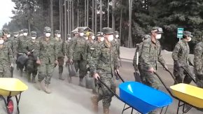 Soldados trabajan en la remoción de cenizas en la zonal del Calbuco