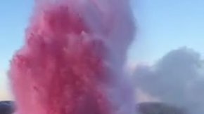 Artista chileno fue detenido por teñir un géiser en Islandia