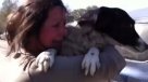 El emotivo reencuentro de una mujer y su perro tras la erupción