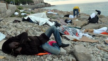   Italia: Inmigrantes africanos duermen en playas y estaciones de tren 