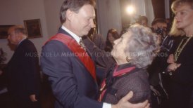 Kozak junto a Hortensia Bussi, viuda de Salvador Allende.