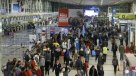 Pasajeros llegan al Aeropuerto de Santiago para abordar sus vuelos desde medianoche