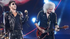 Adam Lambert junto a Brian May en escena.