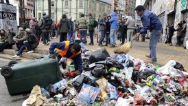 Trabajadores retiraron basura tras el término de la jornada.
