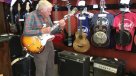 Un hombre de 80 años impresiona tocando la guitarra