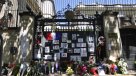 Chilenos dejan flores en embajada de Francia