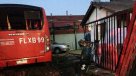 Delincuentes provocaron choque de bus del Transantiago contra una casa