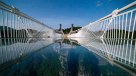 Las duras pruebas a las que fue sometido el puente de vidrio más largo del mundo