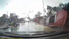 Los esfuerzos de un automovilista para escapar de un tornado en Vietnam