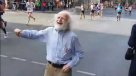 Abuelo danzarín motivó a corredores al ritmo de una batucada