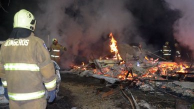 Incendio en Lota dañó cuatro viviendas y dejó un voluntario de ... - Cooperativa.cl