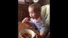 La admirable bebé que nació sin brazos y aprendió a comer con los pies