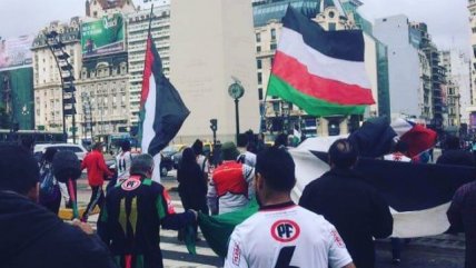 Hinchas de Palestino llevaron el "camellazo" hasta el Obelisco de Buenos Aires