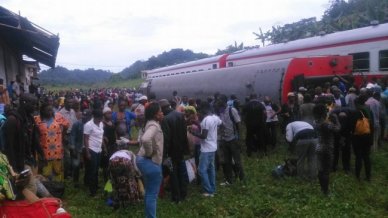 Decenas de muertos y centenares de heridos dejó descarrilamiento de tren en Camerún