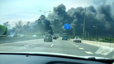 Incendio moviliza a Bomberos en cercanías del aeropuerto