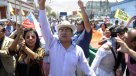 La celebración del nuevo alcalde de Huara tras el sorteo que definió su triunfo