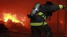 Punta Arenas: Incendio destruyó galpón y afectó a una casa