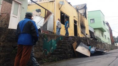 Incendio dejó pérdidas totales en tres viviendas en Valparaíso ... - Cooperativa.cl