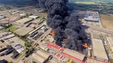 Incendio consume fábrica de remolques Tremac en Lampa
