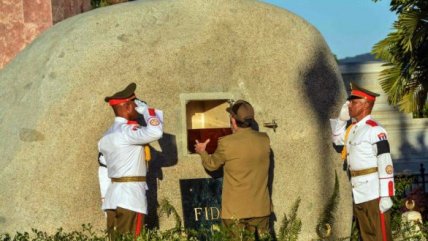 Las cenizas de Fidel Castro fueron enterradas por su hermano Raúl en el cementerio Santa Ifigenia