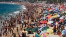Turistas repletan playas de Viña del Mar en el primer día del año