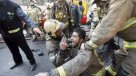 Bomberos atrapados tras derrumbe de edificio en Irán