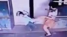 Mujer lanzó brutal patada a su hija para evitar que ascensor la atrapara