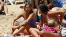 Turistas disfrutan de una soleada jornada en Reñaca