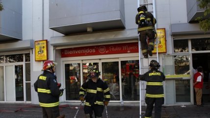 Incendio afectó a supermercado Santa Isabel de Valparaíso - Cooperativa.cl