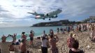 El aterrizaje rasante que atrae a los turistas a una playa del caribe