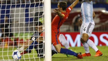 Otro ángulo del gol anulado a José Pedro Fuenzalida ante Argentina