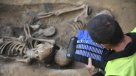 Arqueólogos investigan restos óseos en cementerio de Varsovia