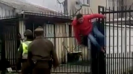 [Video] Hombre quedó atrapado en una reja en Talcahuano ... - Cooperativa.cl