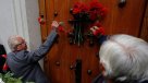 Agrupaciones depositaron ofrendas florales en la puerta de Morandé 80