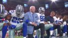 Dueño de Dallas Cowboys se unió a sus jugadores al arrodillarse en la previa al himno
