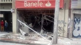 La sucursal del banco Banefe quedó completamente destruida tras el intento de robo.