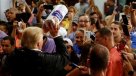 Donald Trump lanzó rollos de papel higiénico a damnificados de Puerto Rico