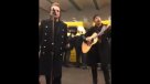 U2 ofreció un concierto por sorpresa en el metro de Berlín