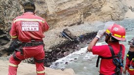 El autobús que transportaba a 59 pasajeros cayó a un acantilado de unos 100 metros junto al Océano Pacífico.