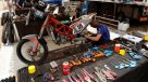 Los equipos del Dakar arreglan sus vehículos en el día de descanso en La Paz