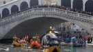 Colorida regata dio inicio al Carnaval de Venecia