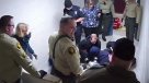Polémica por video de un policía riéndose mientras moría un reo