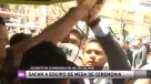 Periodista de Mega relató empujones y golpes de policías bolivianos