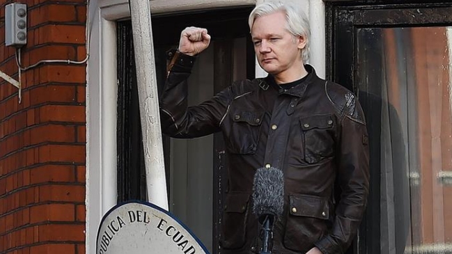  Ecuador aísla a Assange por 