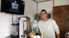 Joven emprendedor entrega café gratis a quienes trabajan a la intemperie