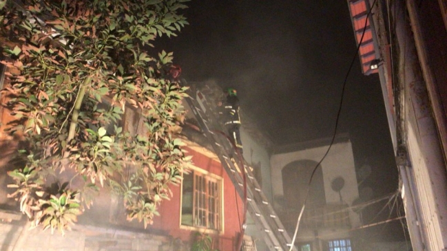 Incendio en casa de dos pisos movilizÃ³ a Bomberos en el barrio Yungay