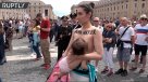 Activista es desalojada de la Plaza San Pedro por amamantar a su bebé en topless